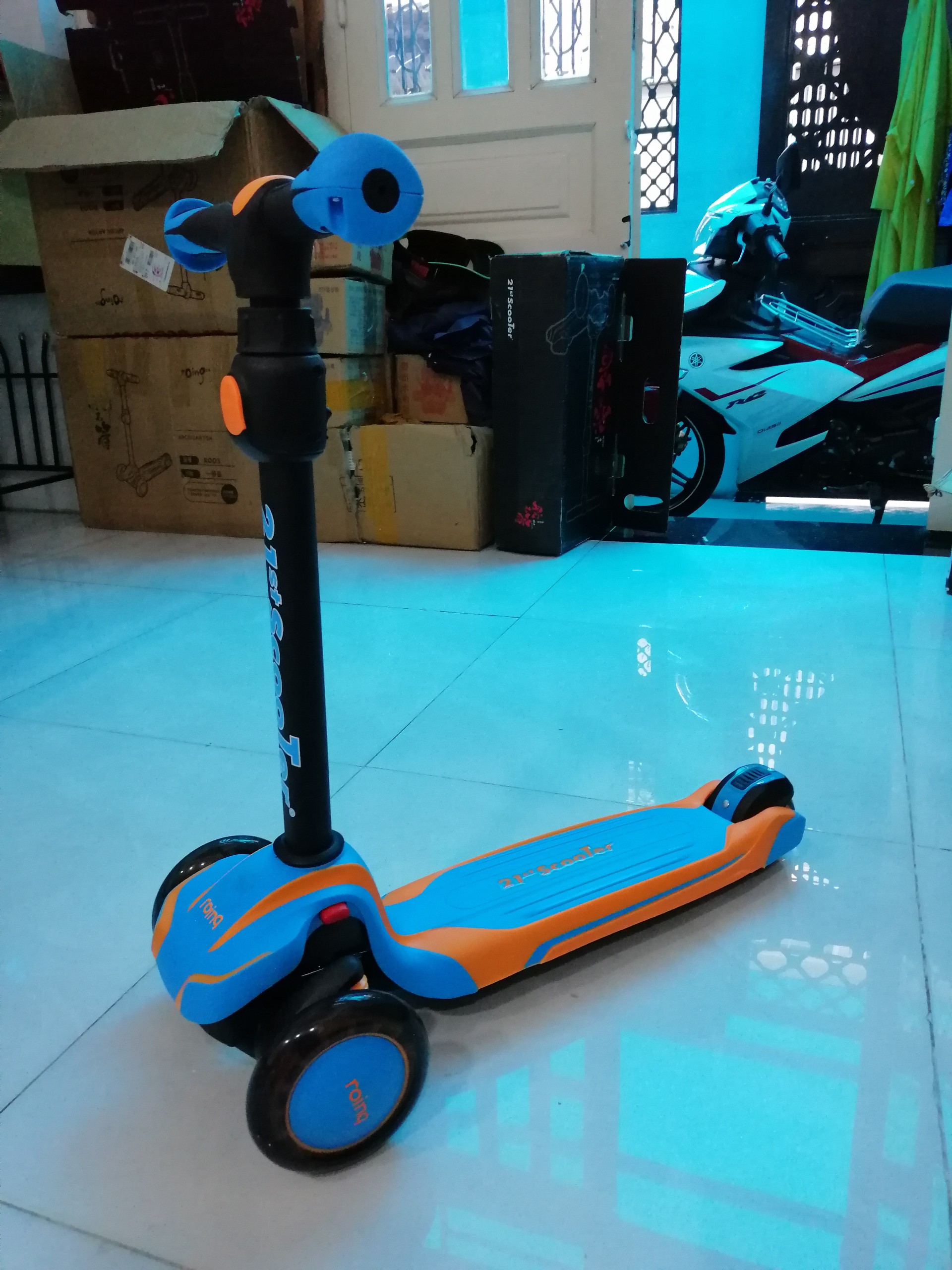 Xe trượt 21st scooter màu xanh dương có hệ thống giảm xóc