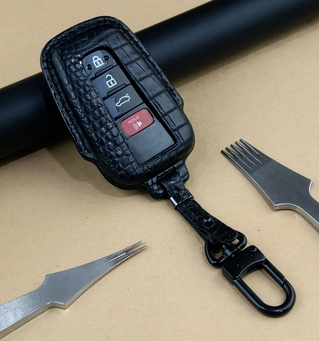 Bao da ép phom Handmade bọc chìa khóa xe ô tô TOYOTA da cá sấu sang trọng