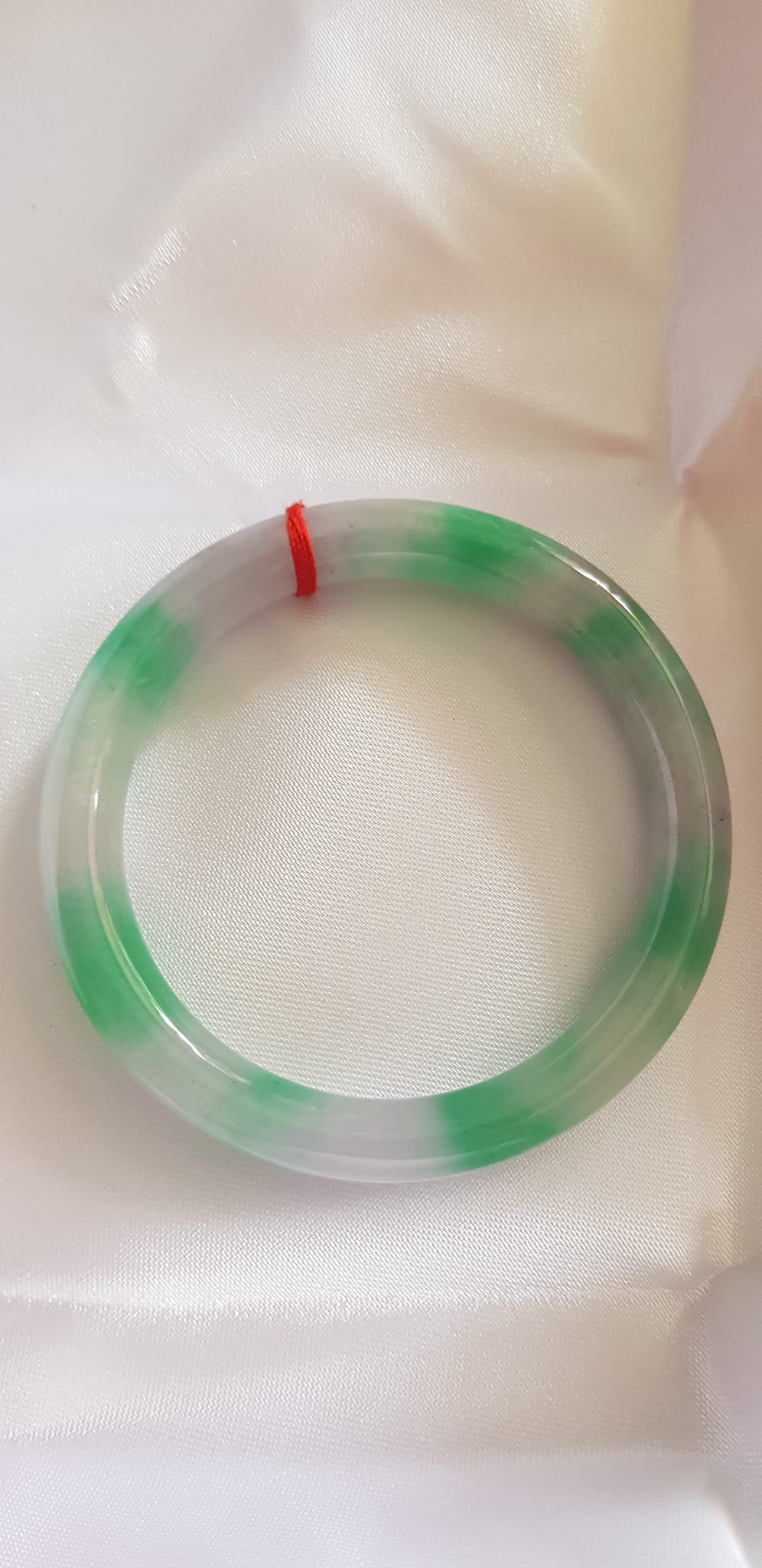 Vòng Cẩm Thạch tự nhiên mới TR LÝ Sao IC 49mm x cọng 7mm Vòng màu trắng xanh lý đều bóng đẹp nữ tay nhỏ 40kg - 49kg đeo rẻ đẹp ạ