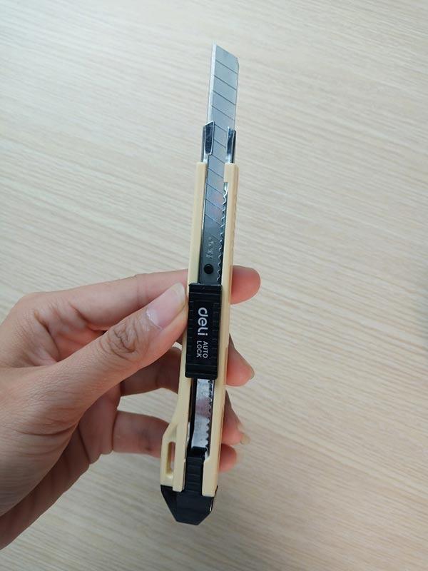 Bộ 2 Dao Rọc Giấy Nhỏ 2031 Mới + Hộp Giấy - Không Lưỡi Phụ - Deli WD10150