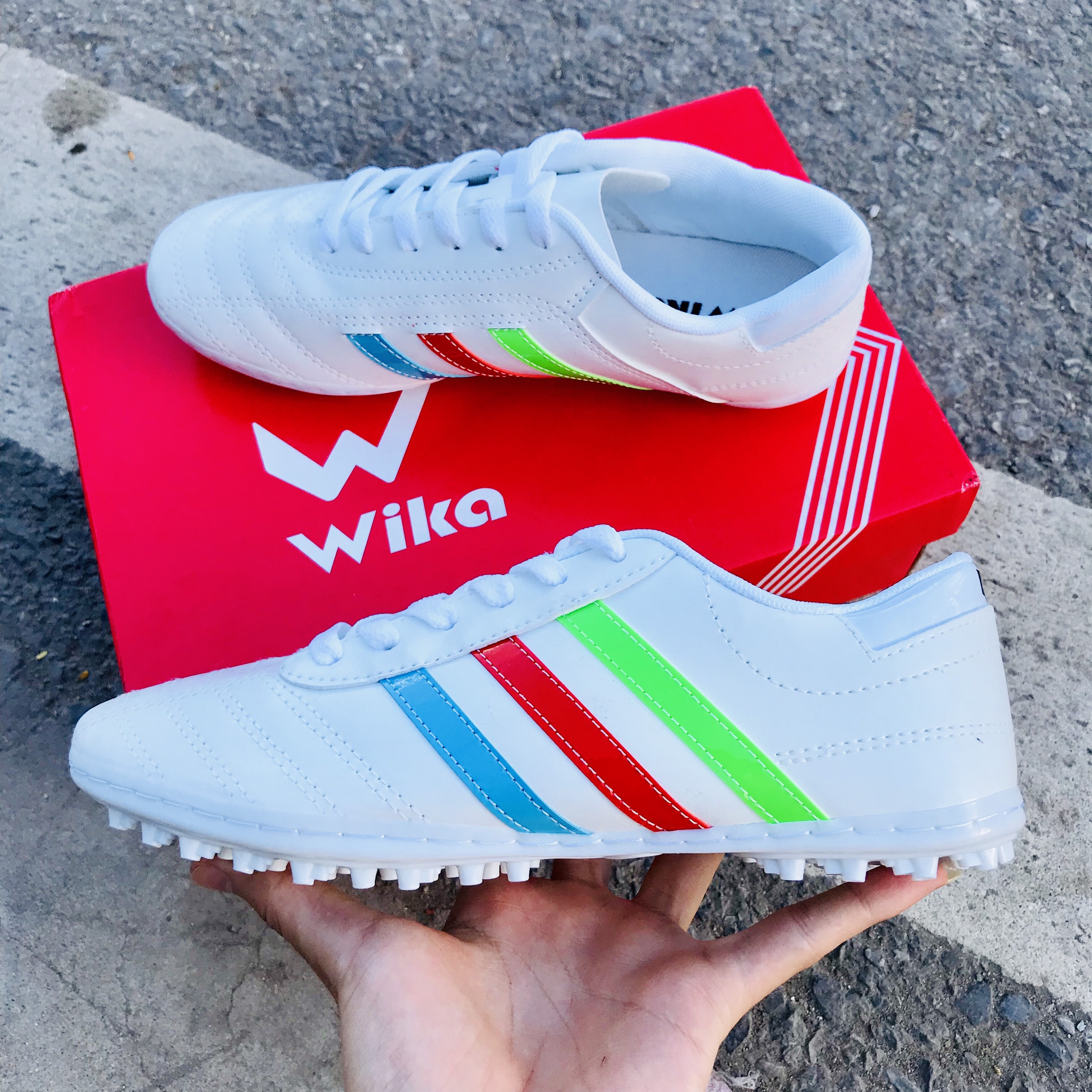 Mẫu giày đá banh sân cỏ nhân tạo 3 sọc cao cấp