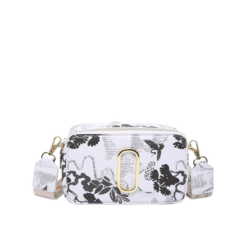 Túi đeo chéo nữ phong cách dễ thương – BEE GEE DCNU1091