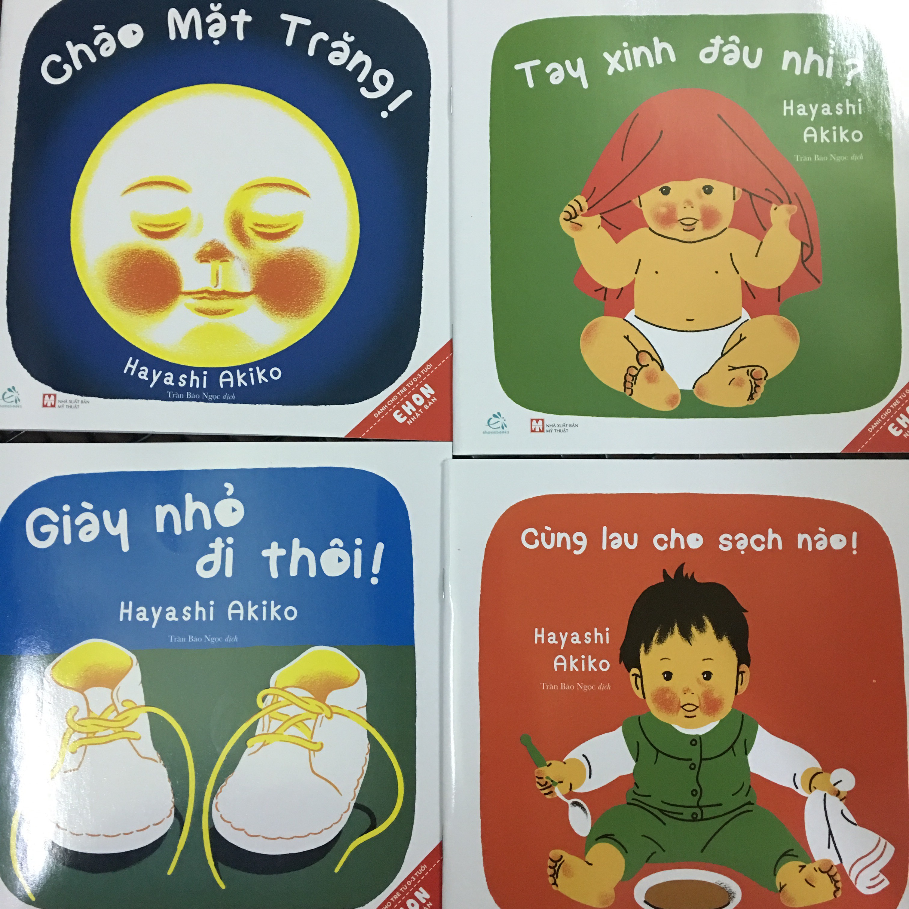 Combo Ehon Nhật Bản 4 cuốn (Tay xinh/ Giày nhỏ/ Chào mặt trăng/ Cùng lau)Tái bản 2019+ tặng kèm 1 vỉ nơ hình xinh ngẫu nhiên