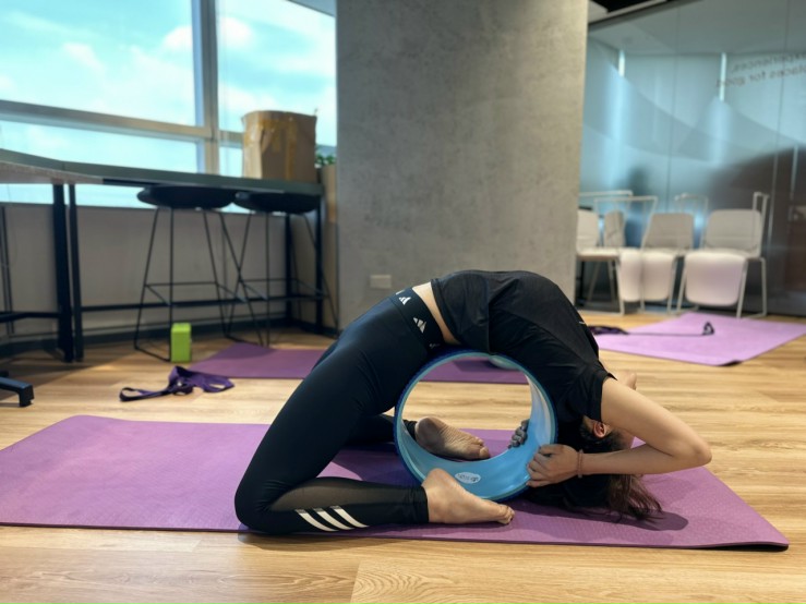 Combo 3 sảm phẩm tập Yoga hiệu quả tại nhà : 1 Vòng tập Yoga có gai masage 34x34x20cm chuyên dụng + 2 Gạch tập Yoga in hoa văn 240gr