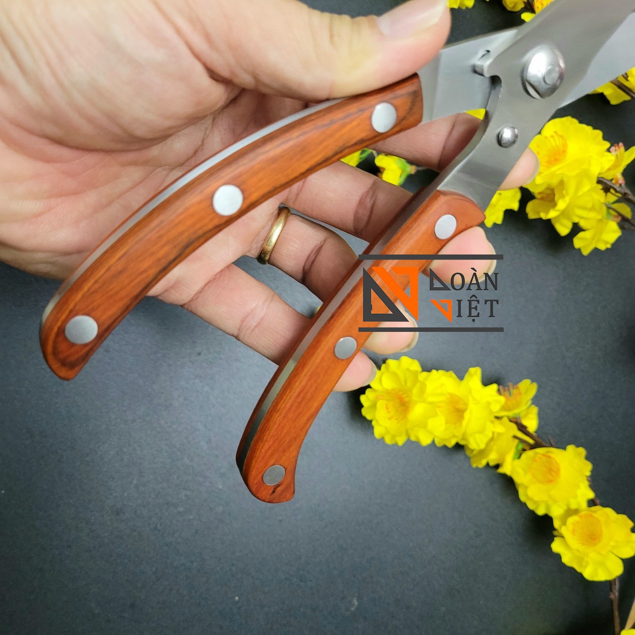 Kéo Cắt Xương Gà Vịt SeKi Nhật Bản, Cán 100% Gỗ Tự Nhiên chống trơn trược, Kéo cắt xương gà vịt chuyên nghiệp. Thép dày có lò xo bật nhảy giúp không mỏi tay
