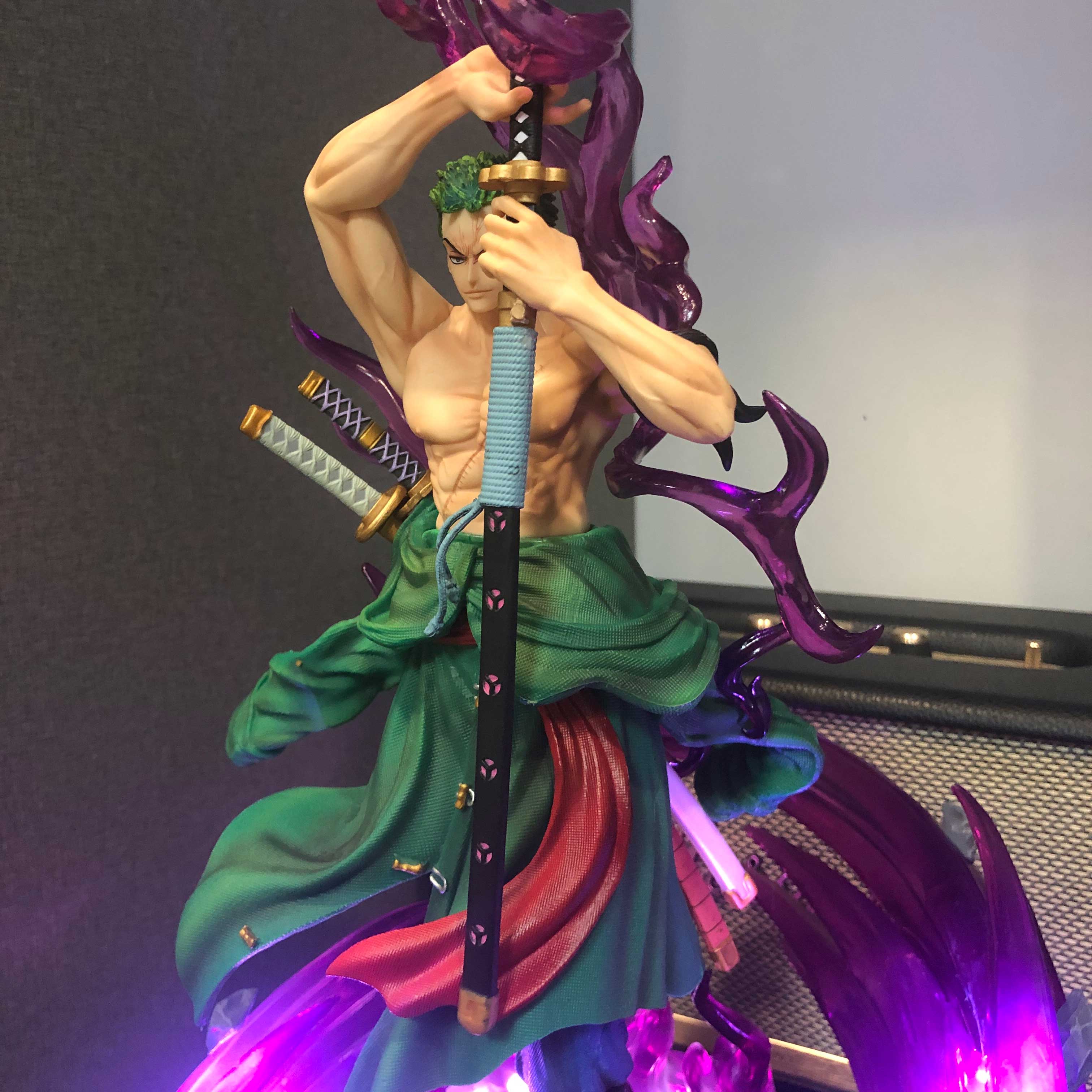 Mô hình Zoro Hắc Kiếm 43 cm BẢN CAO CẤP có LED  - One Piece