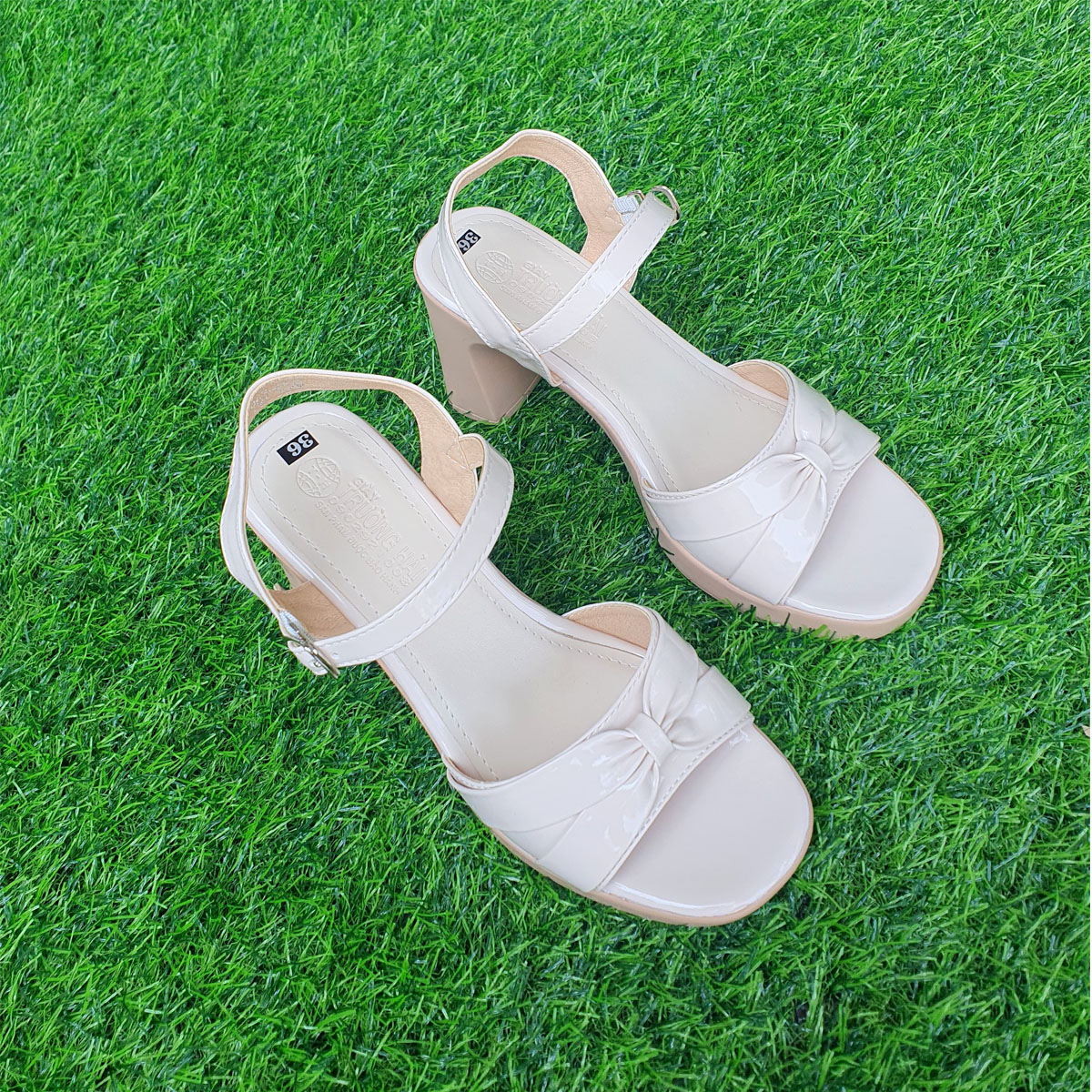 Giày Sandal Nữ cao gót TRường Hải quai ngang da bóng 2 màu đen, kem đế PU cao 8cm SD145K