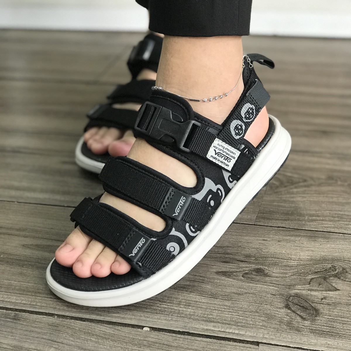 Giày sandal nữ siêu nhẹ hiệu Vento thích hợp mang đi học NB80