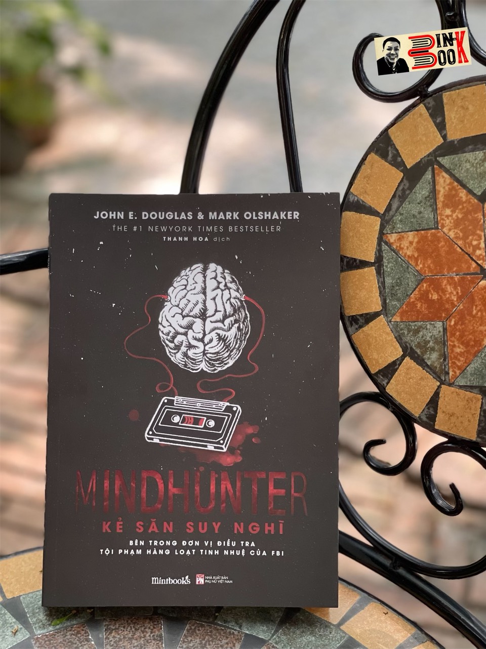 Hình ảnh [The #1 New York Times Bestseller] MINDHUNTER – KẺ SĂN SUY NGHĨ – Bên trong đơn vị điều tra tội phạm hàng loạt tinh nhuệ của FBI – John E. Douglas và Mark Olshaker – Thanh Hoa dịch – Mintbooks – AZ VIETNAM – NXB Phụ Nữ (Bìa mềm)