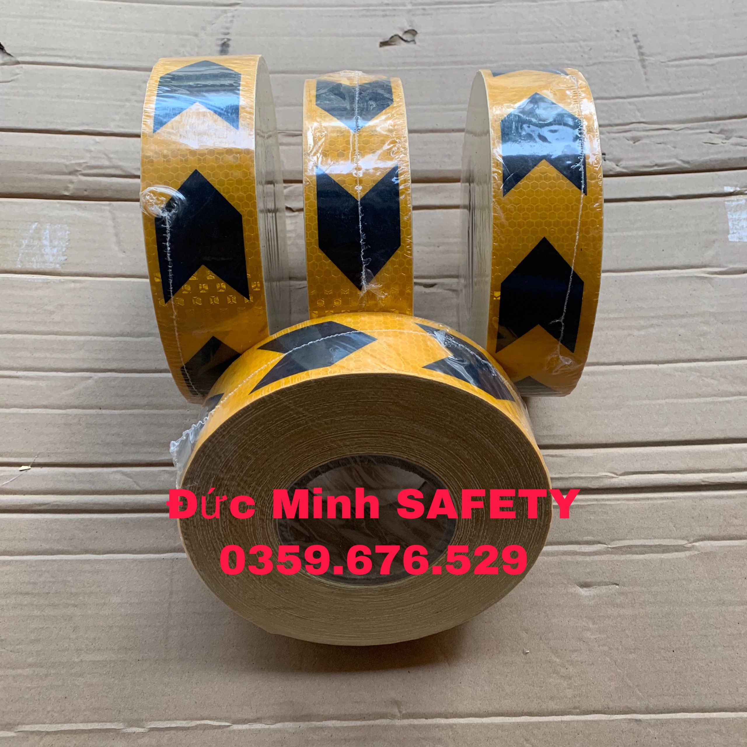 Decal mũi tên vàng - đen có phản quang