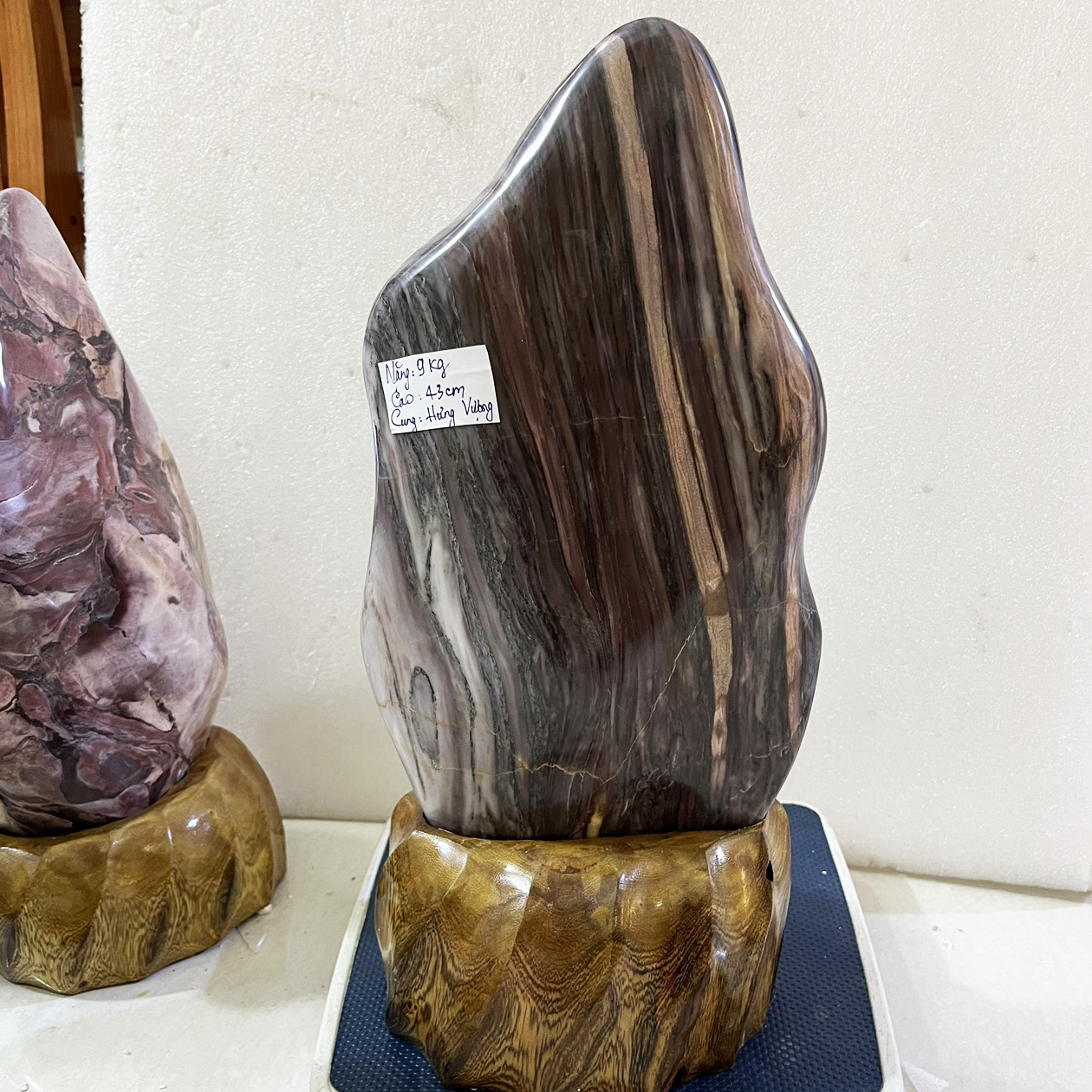 Cây đá phong thủy tự nhiên vân mây đỏ hồng cao 37 cm nặng 6 kg cả chân đế gỗ rừng cho người mệnh Thổ và Hỏa