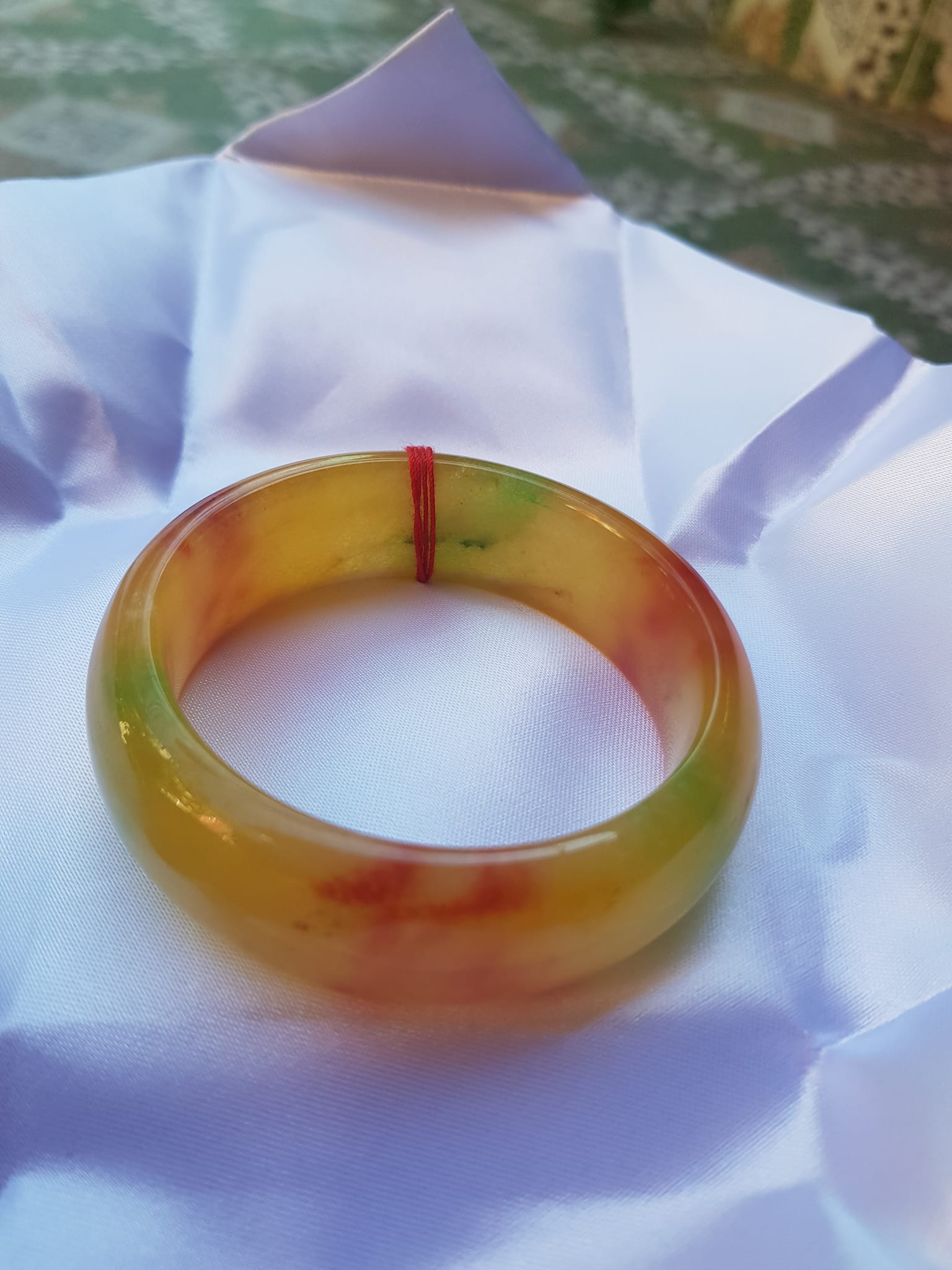 Vòng Tay Bản Hẹ Vàng Đỏ tươi bóng đẹp Size 59mm x cao 19mm x dầy 9mm Chất liệu đá cẩm thạch Hợp Nam Nữ mệnh Thổ mệnh Kim 60kg - 68kg đeo đẹp ạ