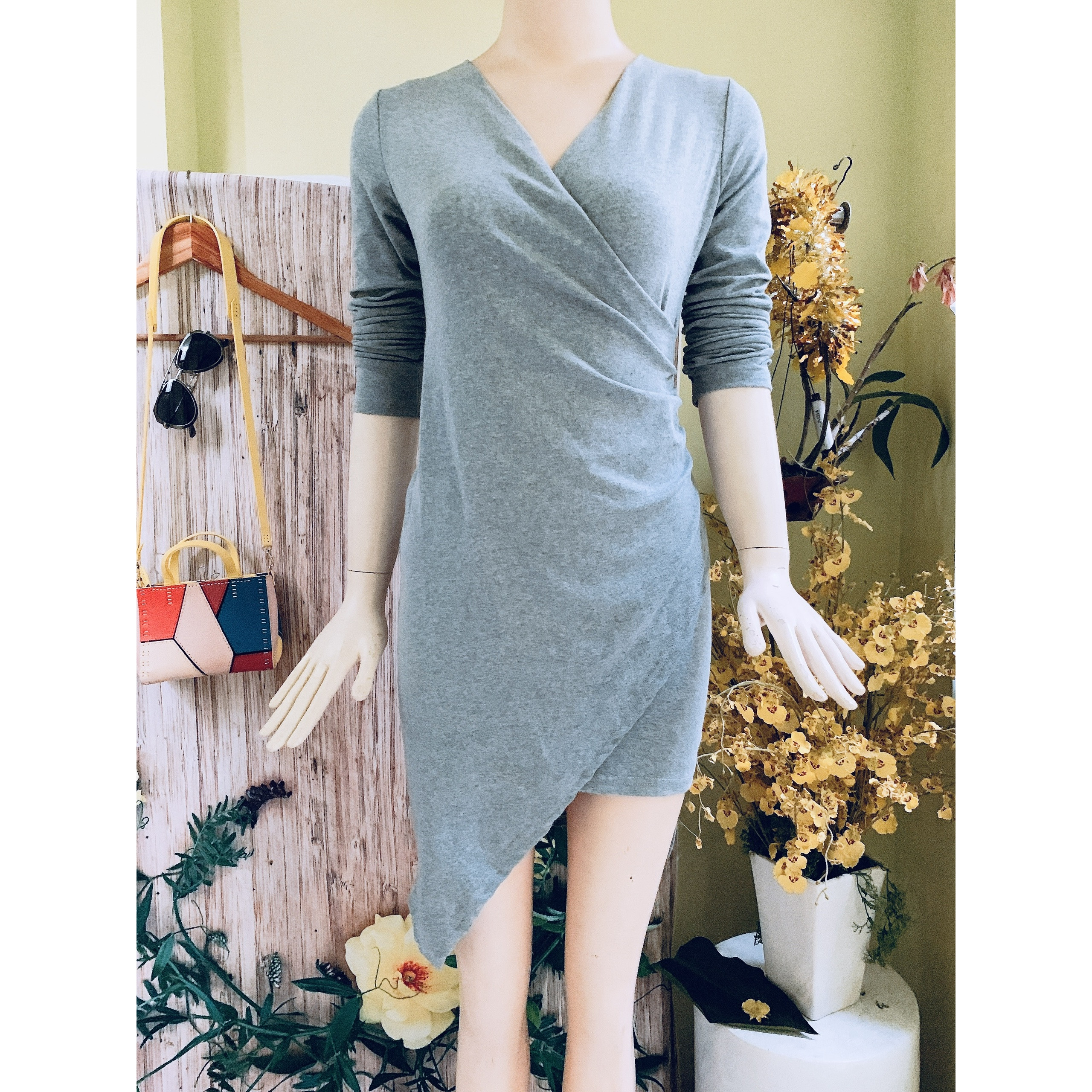 Đầm thun body cổ V vạt nhọn