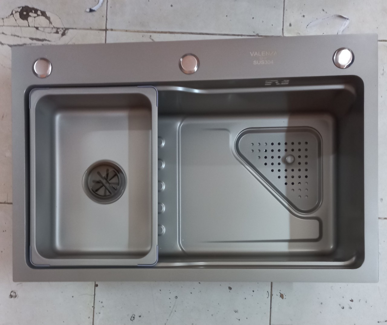 Chậu rửa bát 1 hố Valenza 6845 inox 304 nano xám dày 3li kèm khay inox, bộ xả to ngăn mùi, rổ inox lỗ-Hàng đẹp