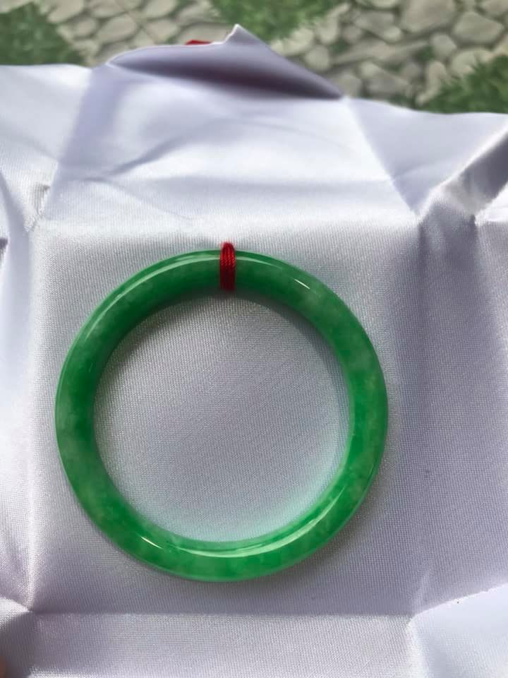 Vòng Tay Đá Cẩm Thạch Đậu Đẹp size 48mm x dầy 7mm Màu Xanh Lá Đậu Bóng Rất Là Đẹp Nữ tay nhỏ Nữ mệnh mộc hỏa thủy 35kg - 49kg đeo ạ