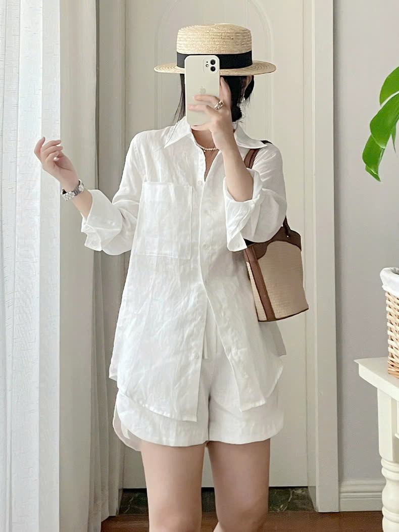 Bộ sơ mi linen gồm sơ mi dài tay có túi ngực và quần short cạp chun thoải mái dẽ mặc