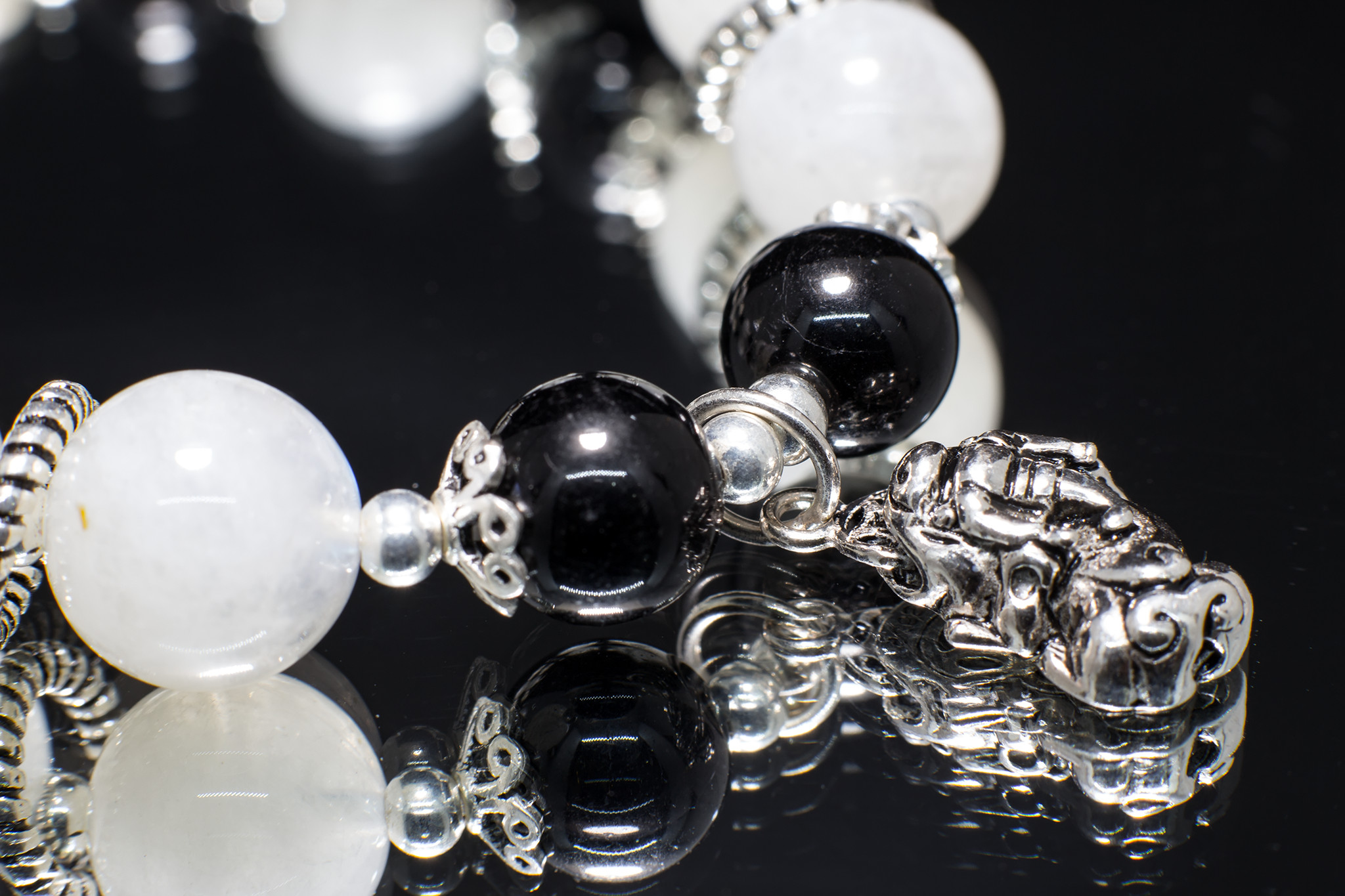 Vòng tay phong thủy đá mặt trăng và tourmaline đen thiên nhiên #VT036