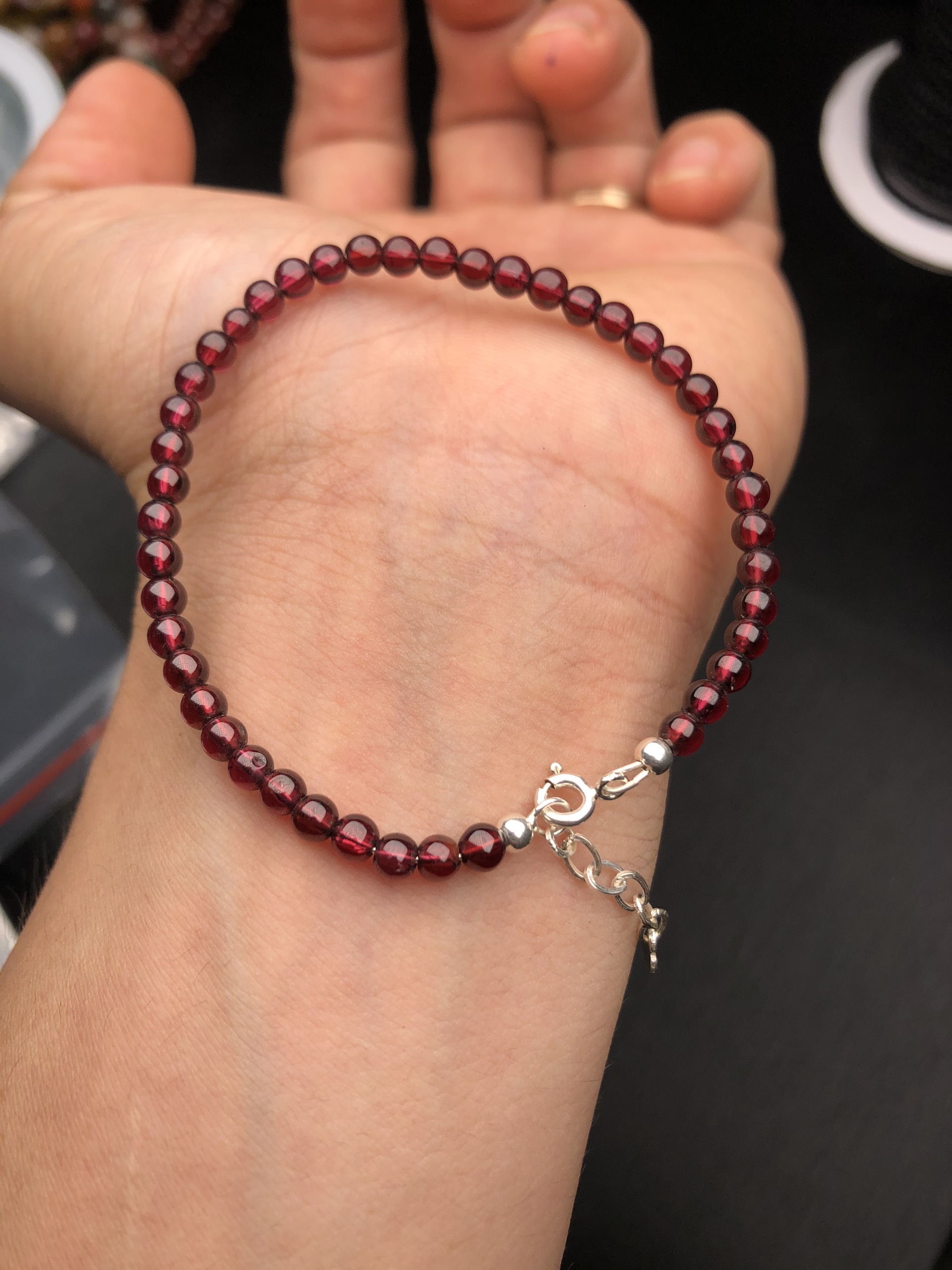 Vòng tay đá garnet 4mm lõi dây bạc siêu xinh