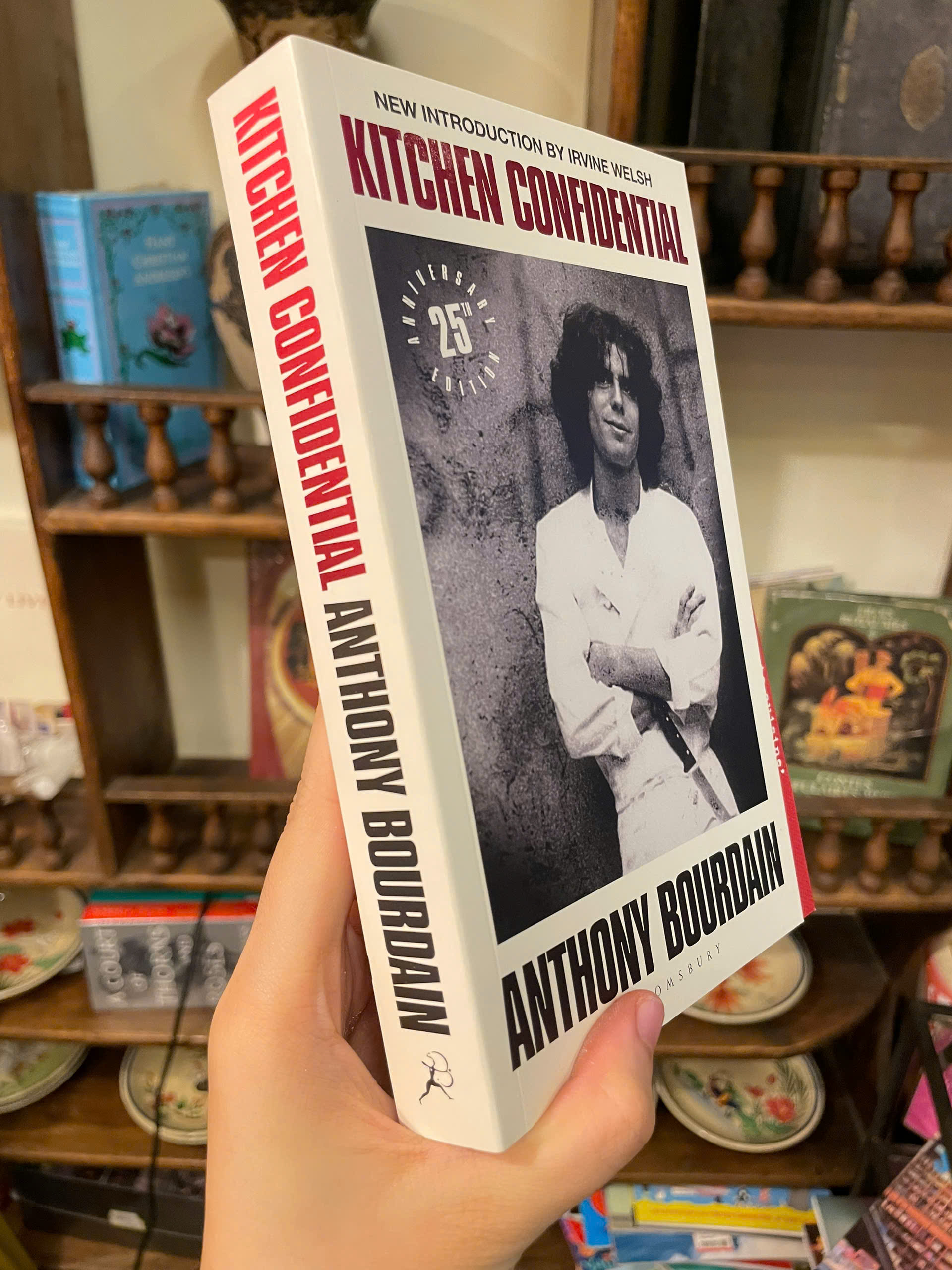 Sách - Kitchen Confidential: 25th Anniversary Edition by Anthony Bourdain | English Biography