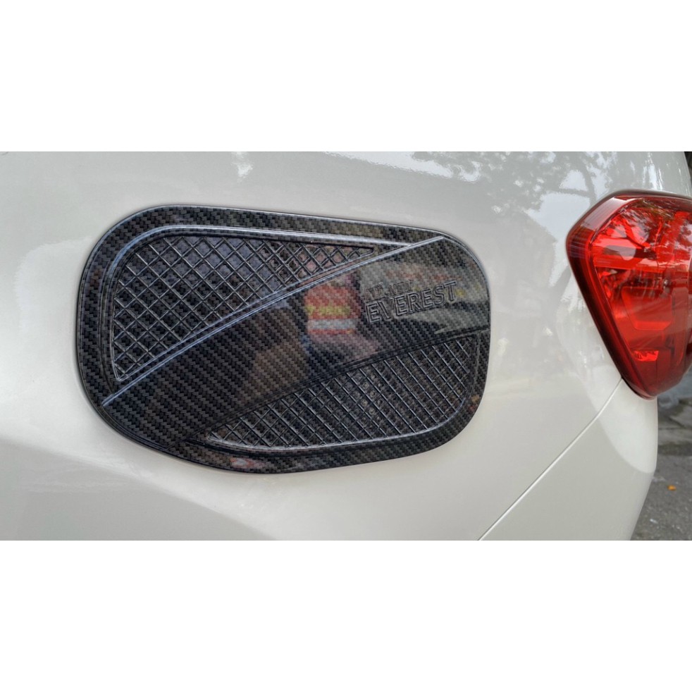 Ốp nắp bình xăng carbon xe Ford Everest 2017-2021 vân Cacbon cao cấp