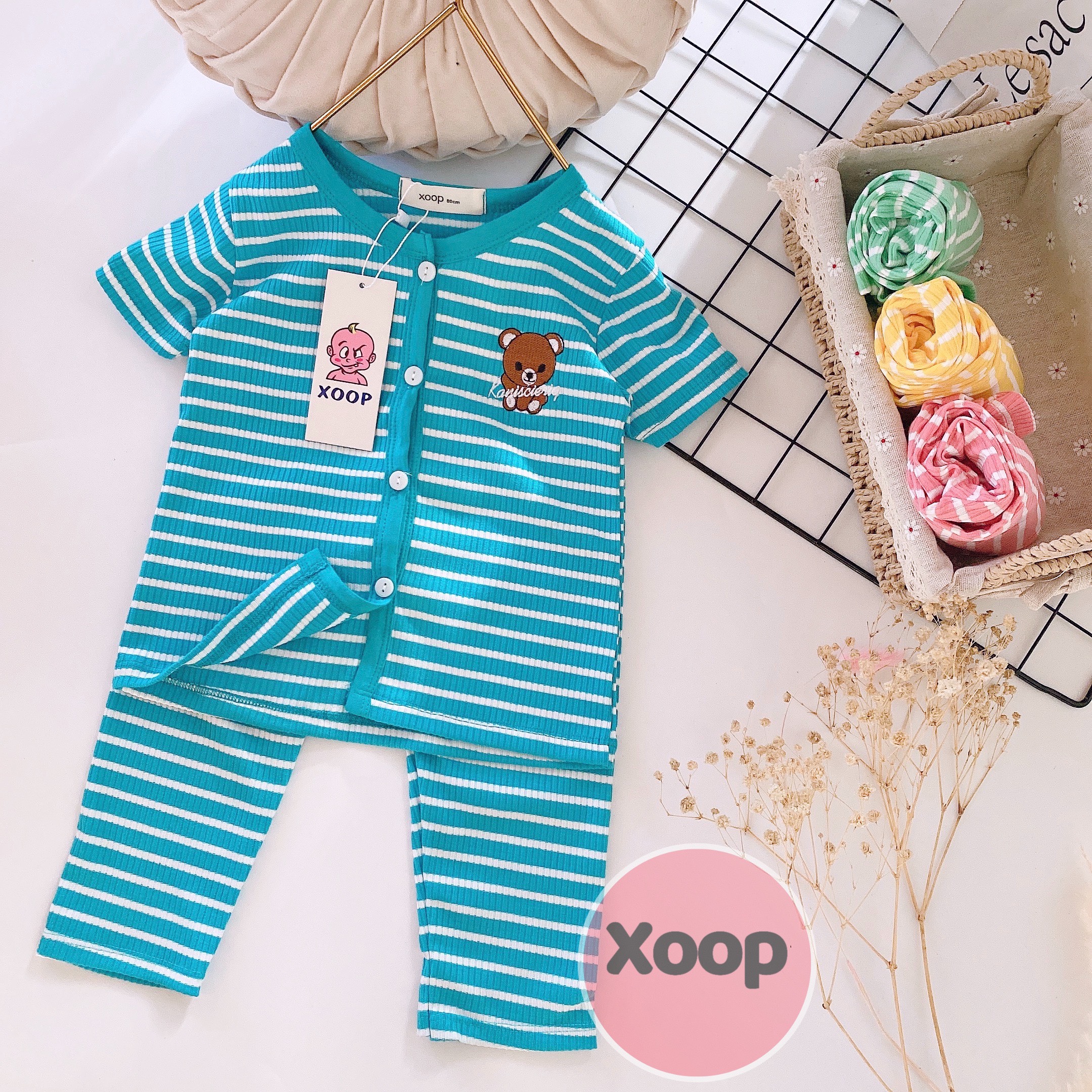 Bộ Áo Cộc Quần Dài XOOP Thun Gân Cúc Giữa Thêu Gấu Cho Bé 8-18kg