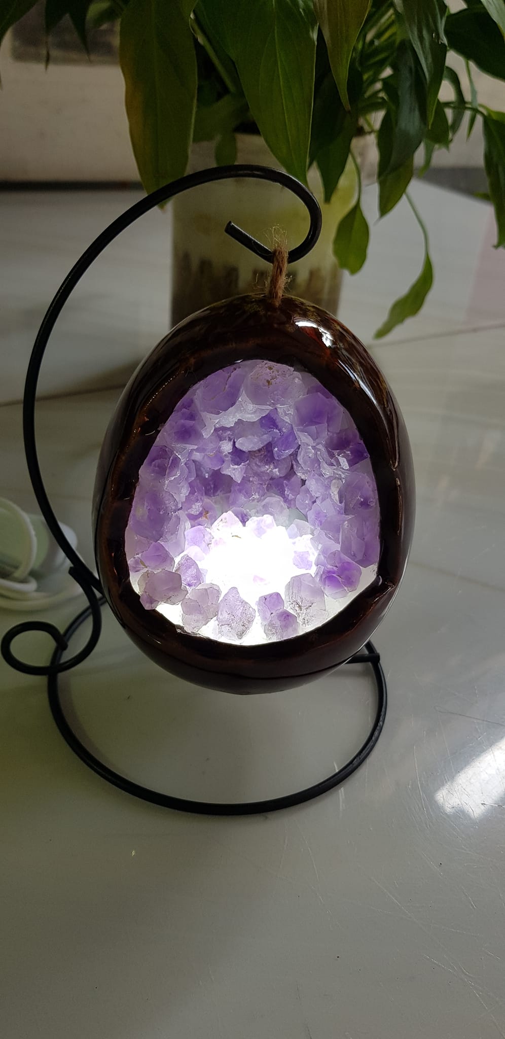 Miếng thạch anh tím tự nhiên hốc sâu có đế kiểu có đèn điện công dụng hút tài lộc Size cả chân Cao 16cm đk 12cm miếng tím cao 10cm x đk 8cm Anh Chị để bàn trang trí nhà bàn thờ Thần Tài và treo trong phòng làm đèn ngủ may mắn màu tím thật sự rất tốt đẹp ạ
