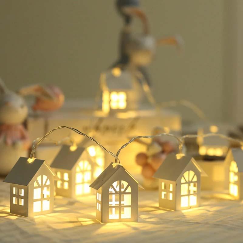 Dây đèn LED có mặt dây hình ngôi nhà gỗ dùng trang trí