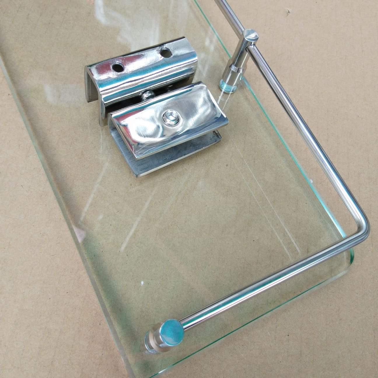 Kệ kính nhà tắm inox 304, chân được tiện Lục Bình rất đẹp.