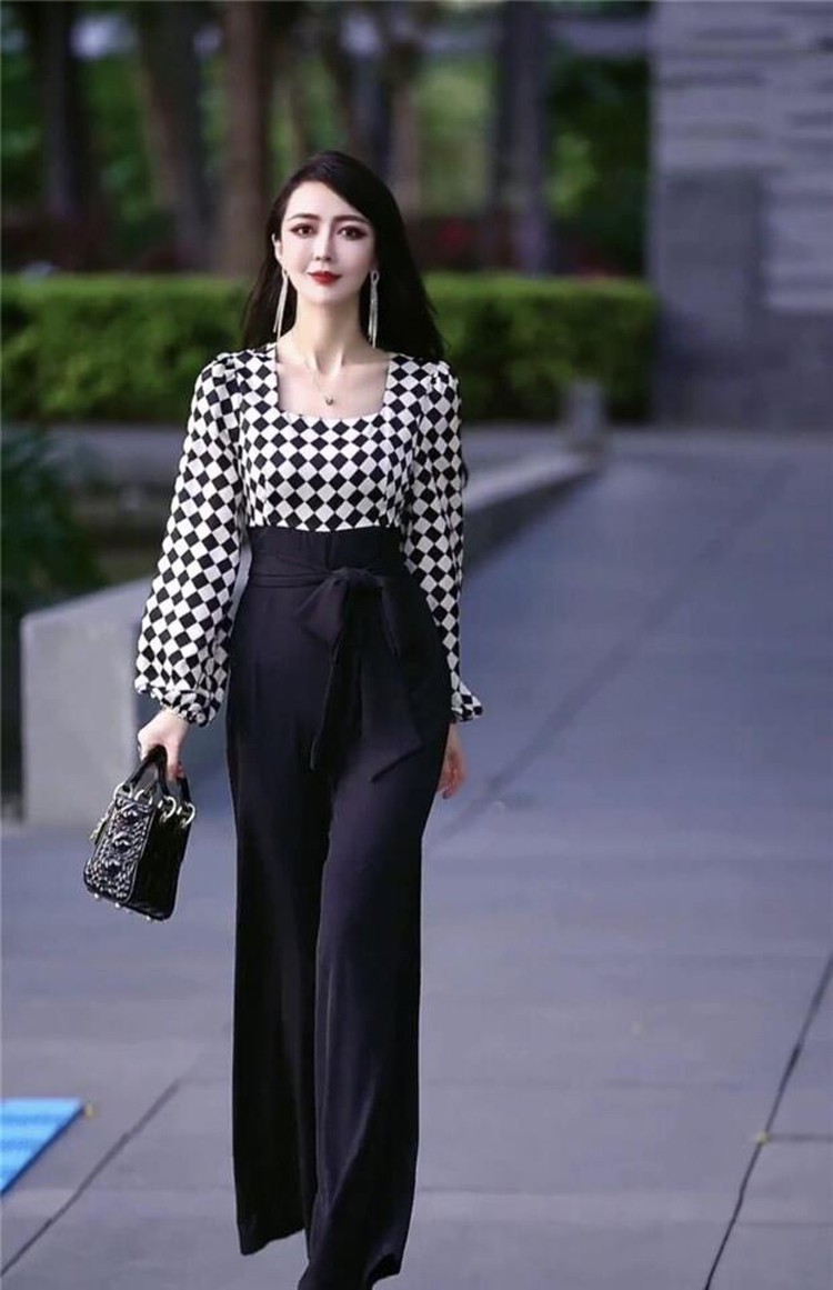 Jumpsuit lụa phối caro tay phồng
