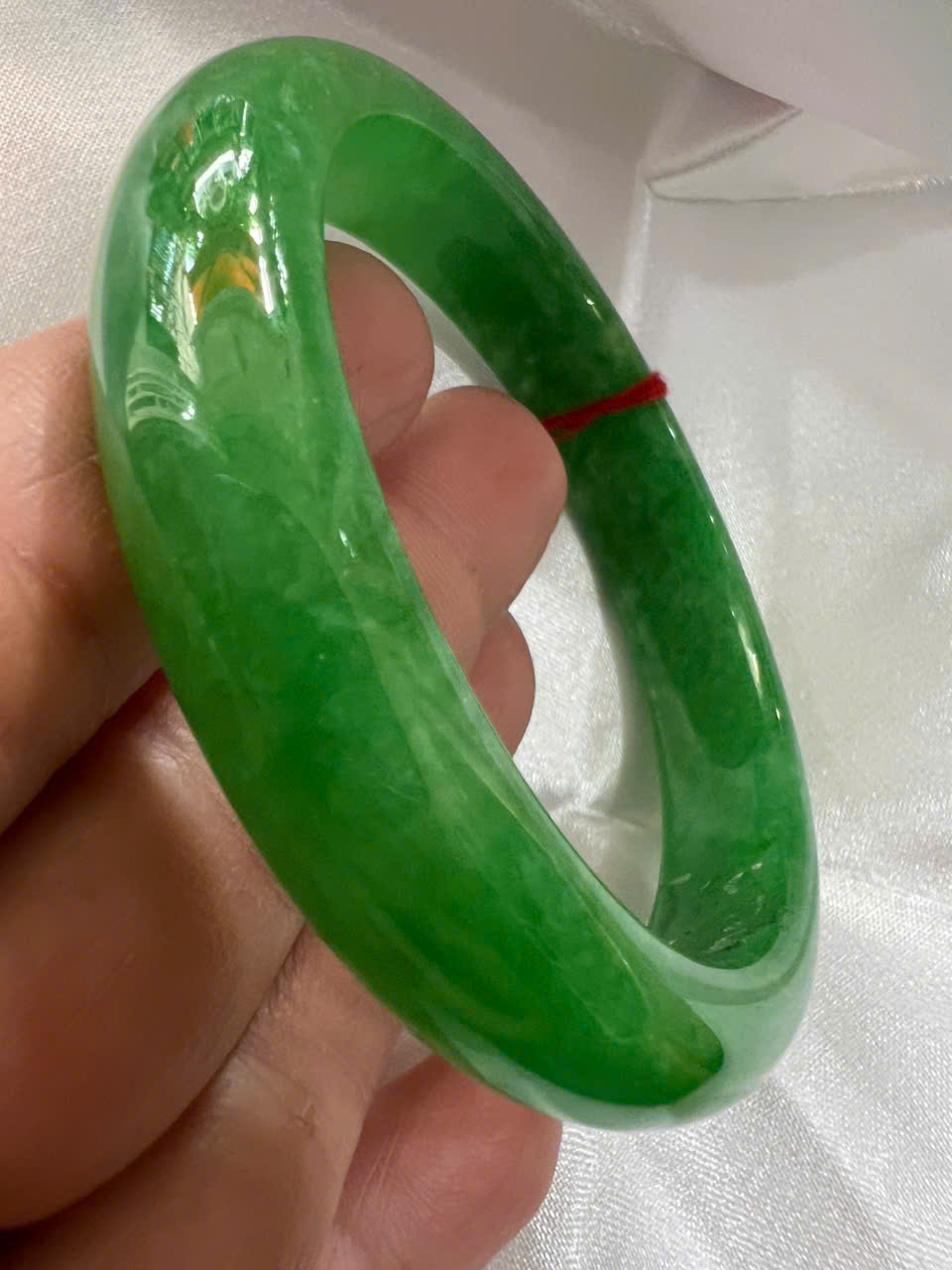 Vòng Tay Nữ Đá Cẩm Thạch Bản Hẹ Lý 57mm A Cao 12mm Dẩy 7,2mm Màu Xanh Lý Tươi Bông Trắng Bóng mượt đẹp nữ mệnh mộc hỏa thủy 55kg - 62kg đeo xinh đẹp sang tay món quà tặng mẹ tặng nữ ý nghĩa ạ