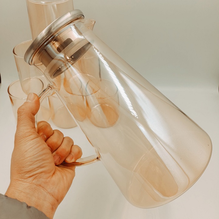 Bình Thủy Tinh Chịu Nhiệt Màu Vàng Cao Cấp 1,8 L Tặng Kèm 6 Cốc không quai vàng Sang Trọng Tinh Tế.