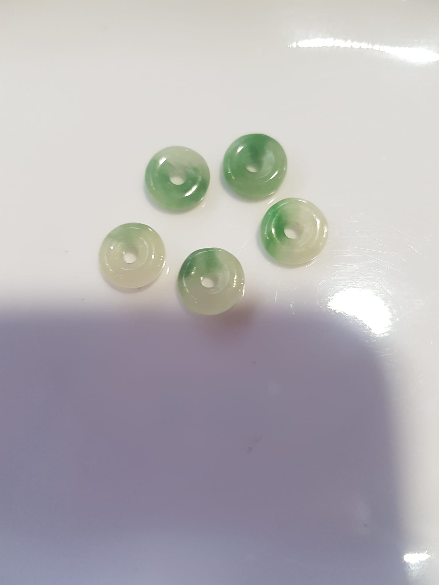 Bộ Trang sức Charm Vòng Tay gồm 5 đồng tiền may mắn tài lộc  Chất liệu đá cẩm thạch xanh Ngọc trắng tự nhiên bóng đẹp  Size hạt đk 9mm x đk cao 3mm x lỗ giữa đồng tiền 2mm nữ phối vòng tay và làm mặt dây chuyền đeo đẹp ạ