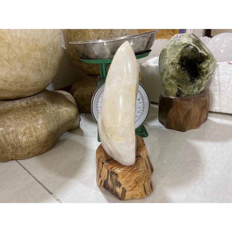 Thạch trắng cao 24 cm nặng 2 kg tặng chân đế gỗ pơ mu