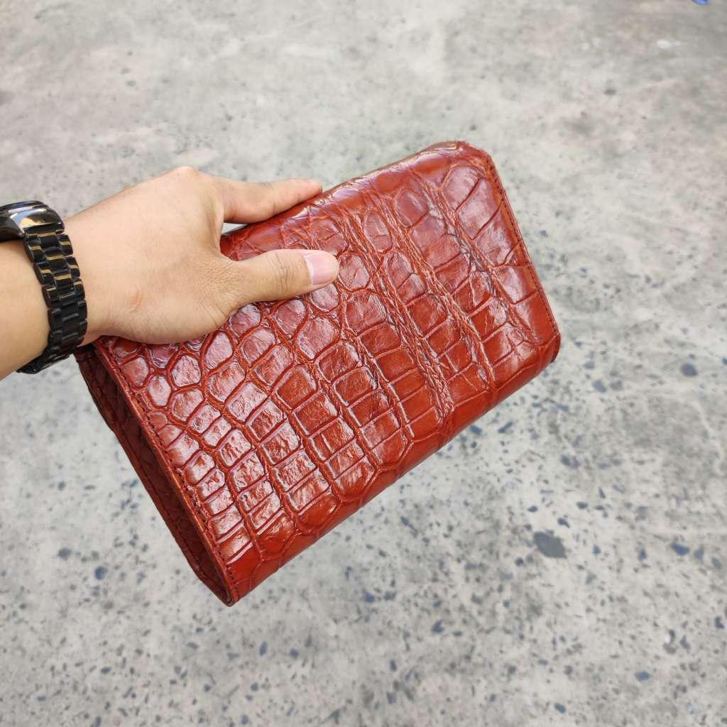 Cầm tay nữ kiêm túi đeo vai. Da bụng cá sấu siêu dễ thương!