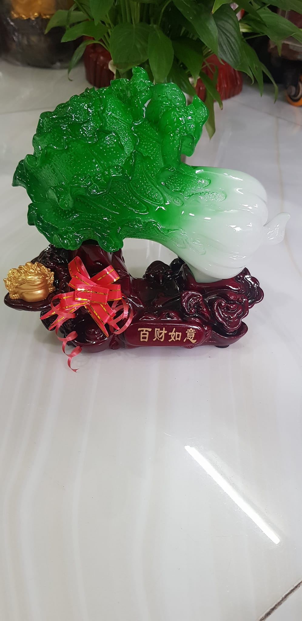 Tượng Bắp Cải Phong Thuỷ Xanh tươi hy vọng Cóc vàng ngậm tiền hút tài lộc của cải vào trên đế gỗ size vừa gọn đẹp lắm Dài 20cm x Cao 18cm x Sâu 9cm Anh Chị trưng phòng khách nhất , công ty, cửa hàng , quà biếu tặng dịp lễ tết, bàn làm việc, bàn thần tài ạ