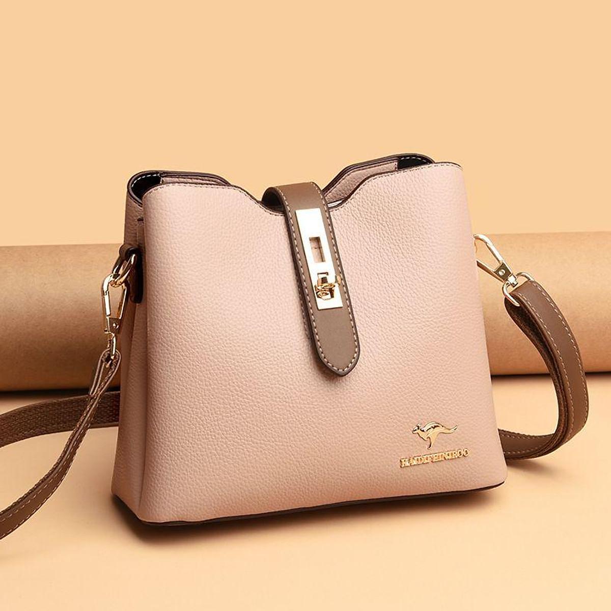 Túi xách nữ đeo vai có hình dáng loại thùng, tay cầm mềm, form túi mềm chắc chắn.