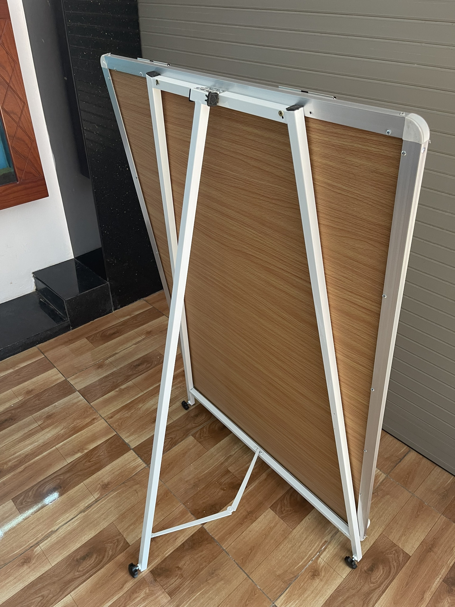 Bảng flipchart chân gấp 3 chân Poly Taiwan 120x80 - Trắng 