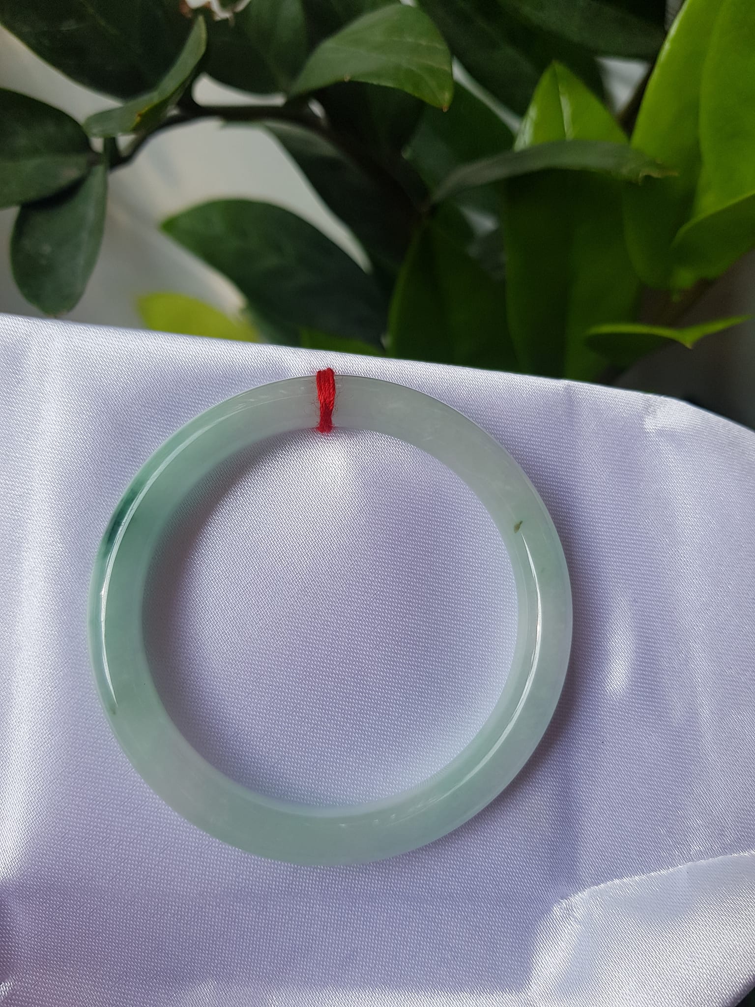 Vòng cẩm thạch tự nhiên A LÝ 51mm x 7,2mm Màu xanh lý nhẹ tô điểm 1 Vân Xanh Lý Đậm đẹp Nữ Mộc Hỏa Thủy 50kg - 57kg ạ