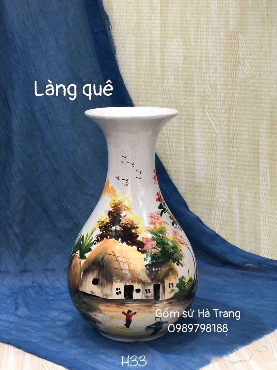 Lọ hoa dáng tỳ bà cao 33cm gốm sứ Bát Tràng cao cấp men tiêu vẽ hoạ tiết làng quê