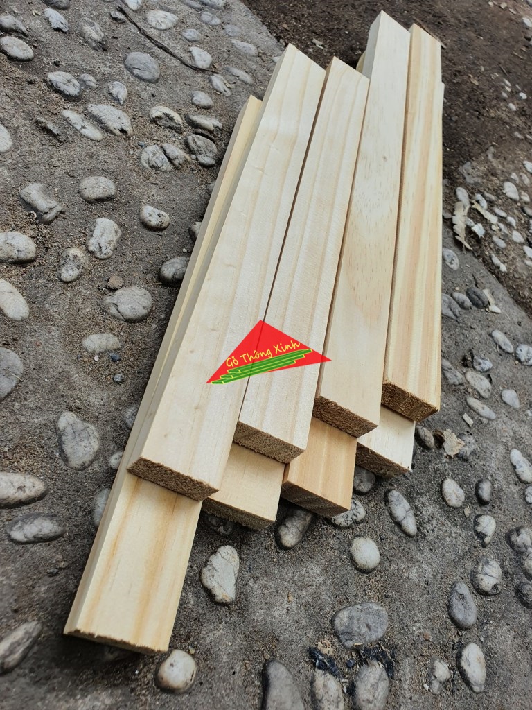 Thanh gỗ thông vuông mới đẹp dài 30cm, rộng 3cm, dày 1.5cm đã bào láng đẹp 4 mặt rất thích hợp làm nẹp, làm khung sườn
