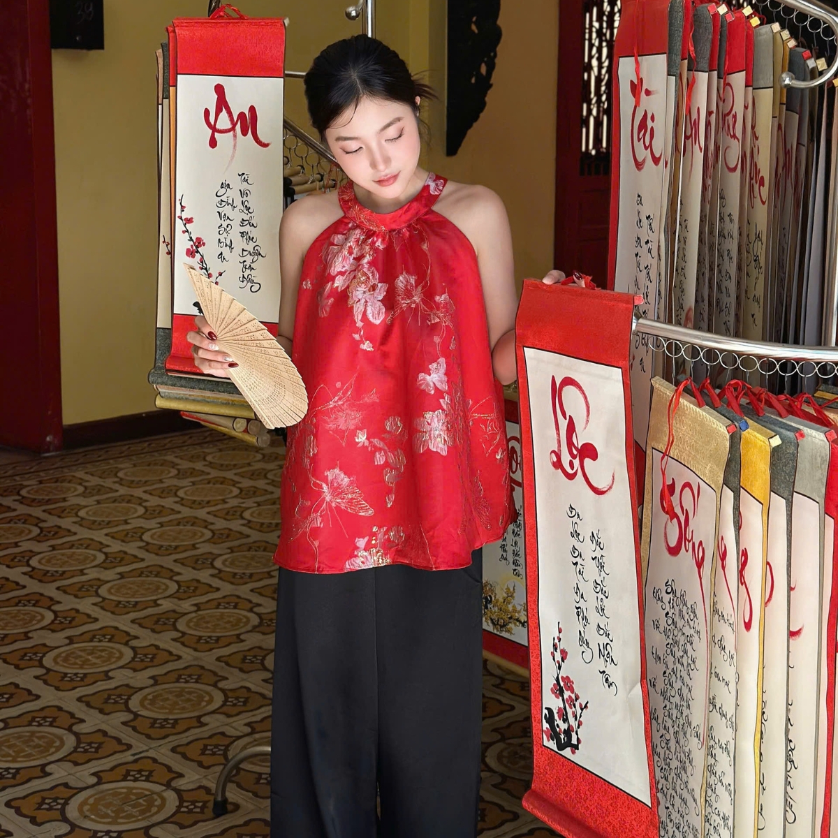 Set áo yếm kèm quần chất vải gấm họa tiết hoa dập nổi Tuệ Nhi Miều Est.2013