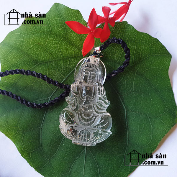Mặt Dây Chuyền Phật Bà Quan Âm Đá Thạch Anh Trắng – vật phẩm phong thủy may mắn, bình an