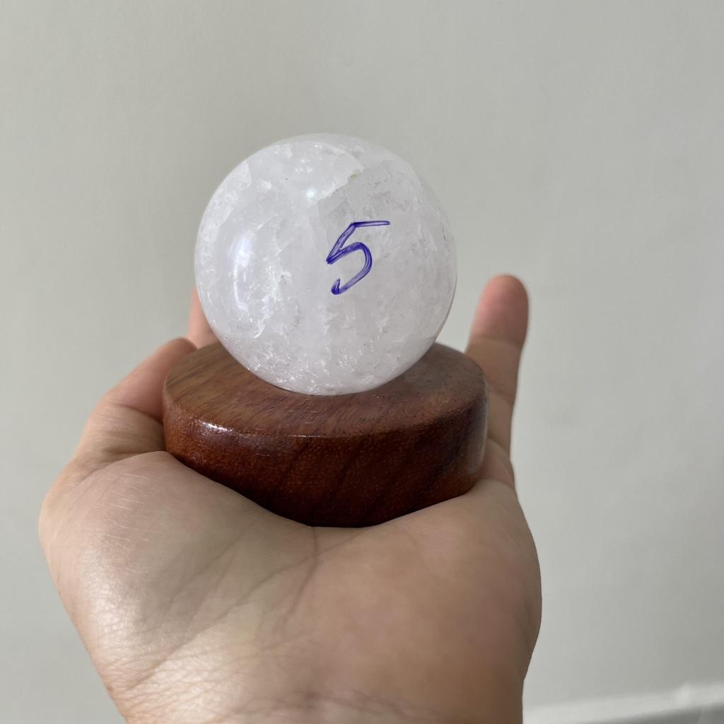 Cầu bi phong thủy đá thạch trắng trong đường kính 5-15 cm có đế