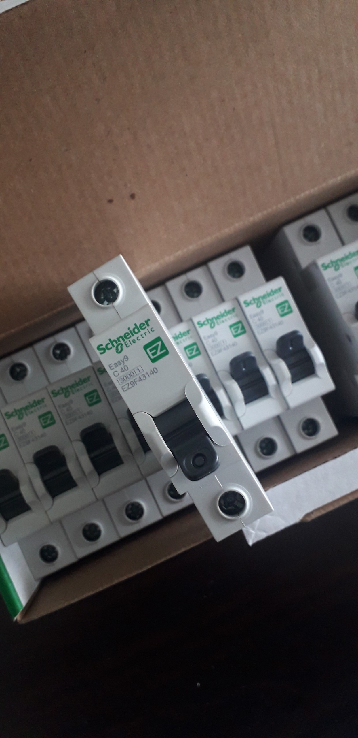 Cầu Dao điện MCB Schneider 1P-40A-4.5kA EZ9F43140
