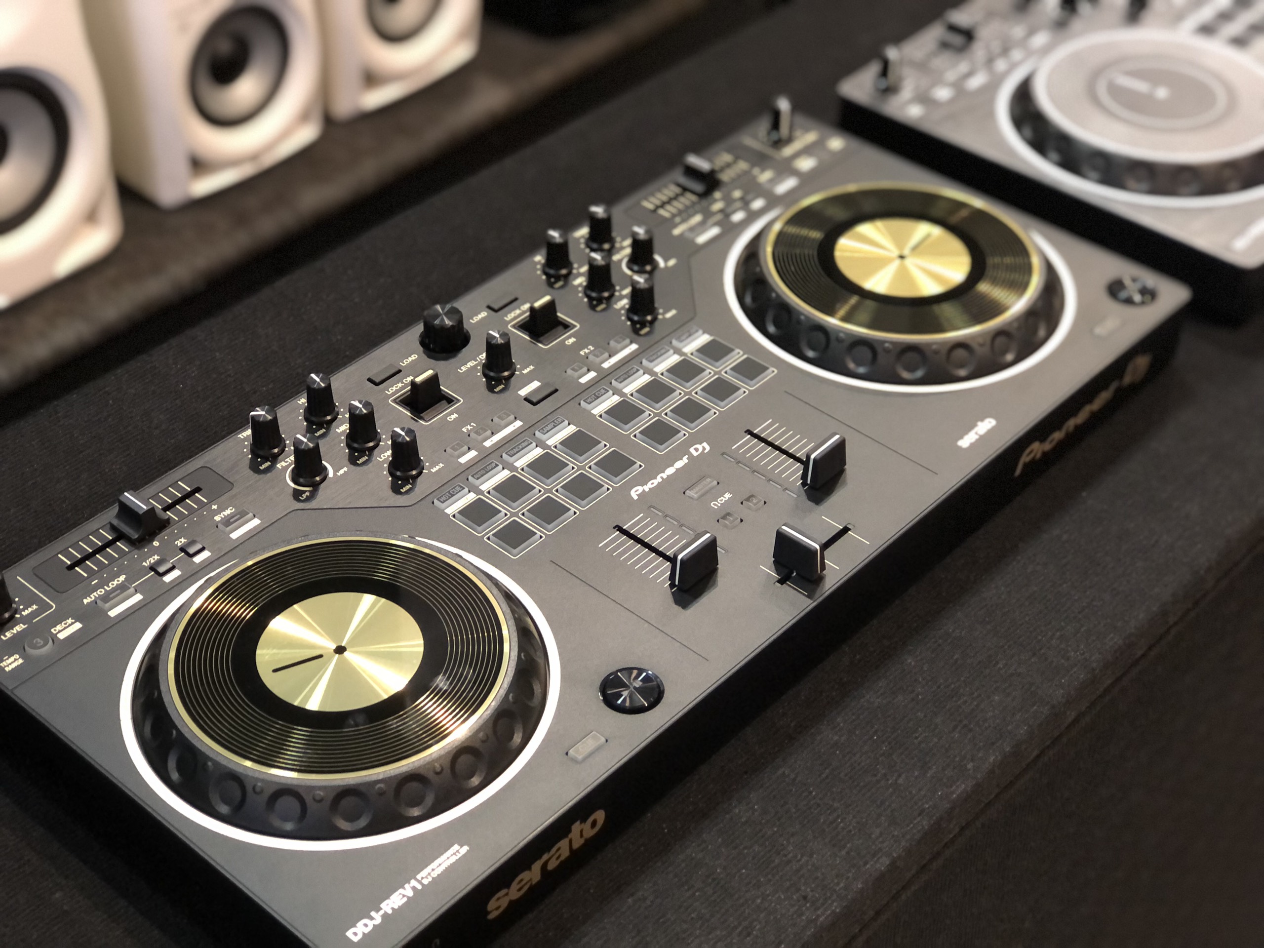 Máy DJ Controller 2 kênh sử dụng Serato DJ DDJ REV1 phiên bản viền vàng Pioneer - Hàng chính hãng