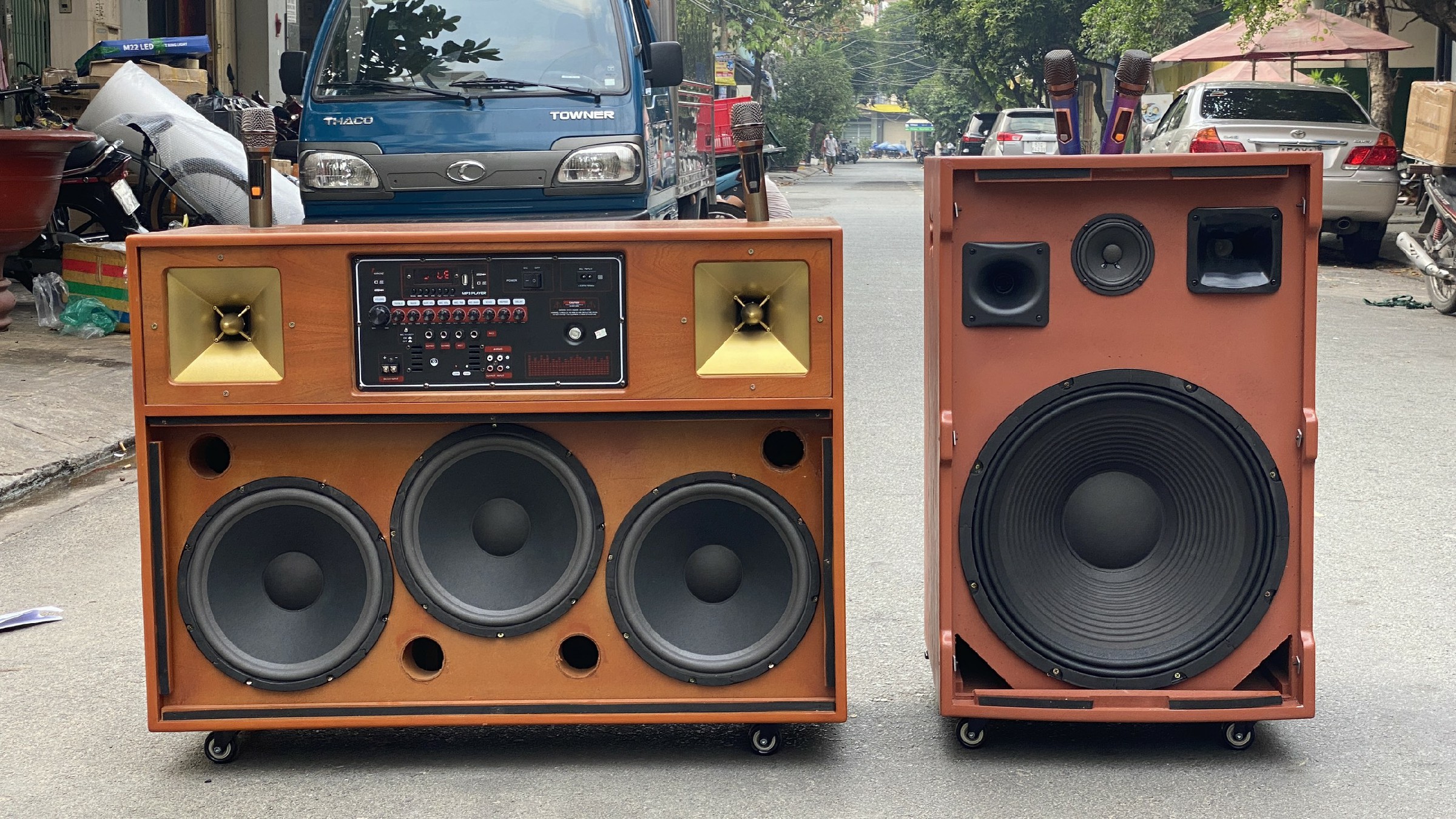 Loa kéo di động MTMax B15 - Loa karaoke 3 đường tiếng bass 5 tấc, 1 mid, 2 treble - Công suất lên đến 1000W - Kèm 2 micro không dây UHF hiệu chỉnh echo, delay, reverb dễ dàng - Đầy đủ kết nối Bluetooth, AV, USB, TF card - 4 chế độ EQ nhạc - Hàng nhập khẩu