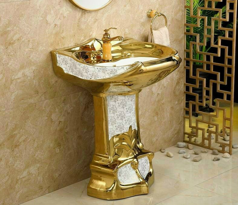 Lavabo trụ đứng mạ vàng sang trọng phong cách hoàng gia