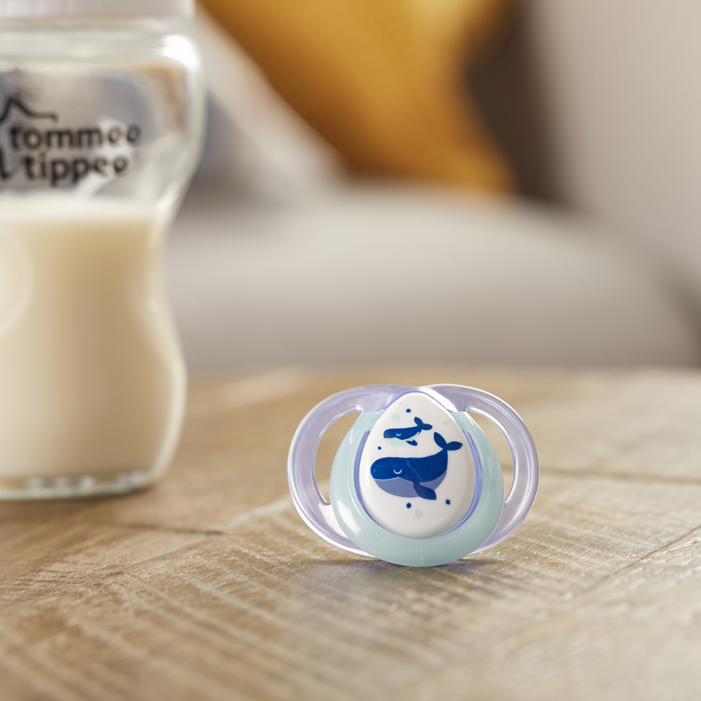 COMBO Bình sữa thủy tinh ty siêu mềm tự nhiên Tommee Tippee Closer to Nature 150ml &amp; Ty ngậm dạ quang cho bé Tommee Tippee Night Time 0-6 tháng (vỉ đôi) - Cá Voi