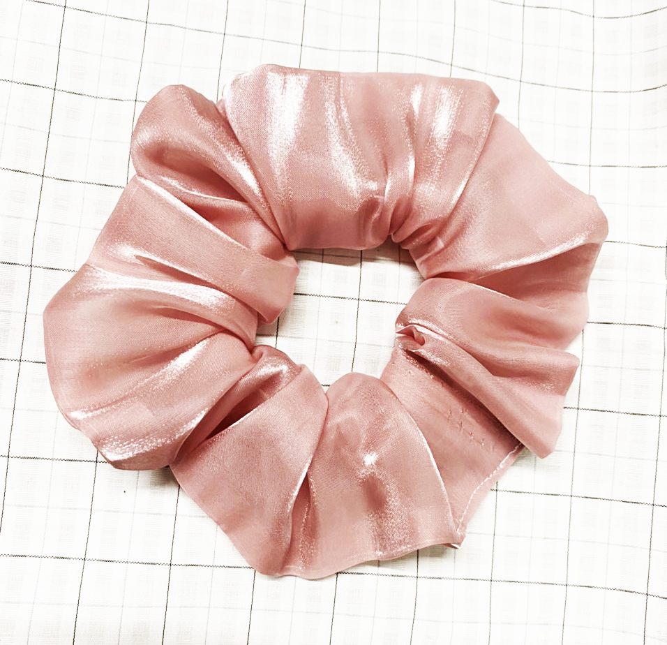 Cột tóc scrunchies màu hồng ruốc ánh kim sang trọng size trung lớn