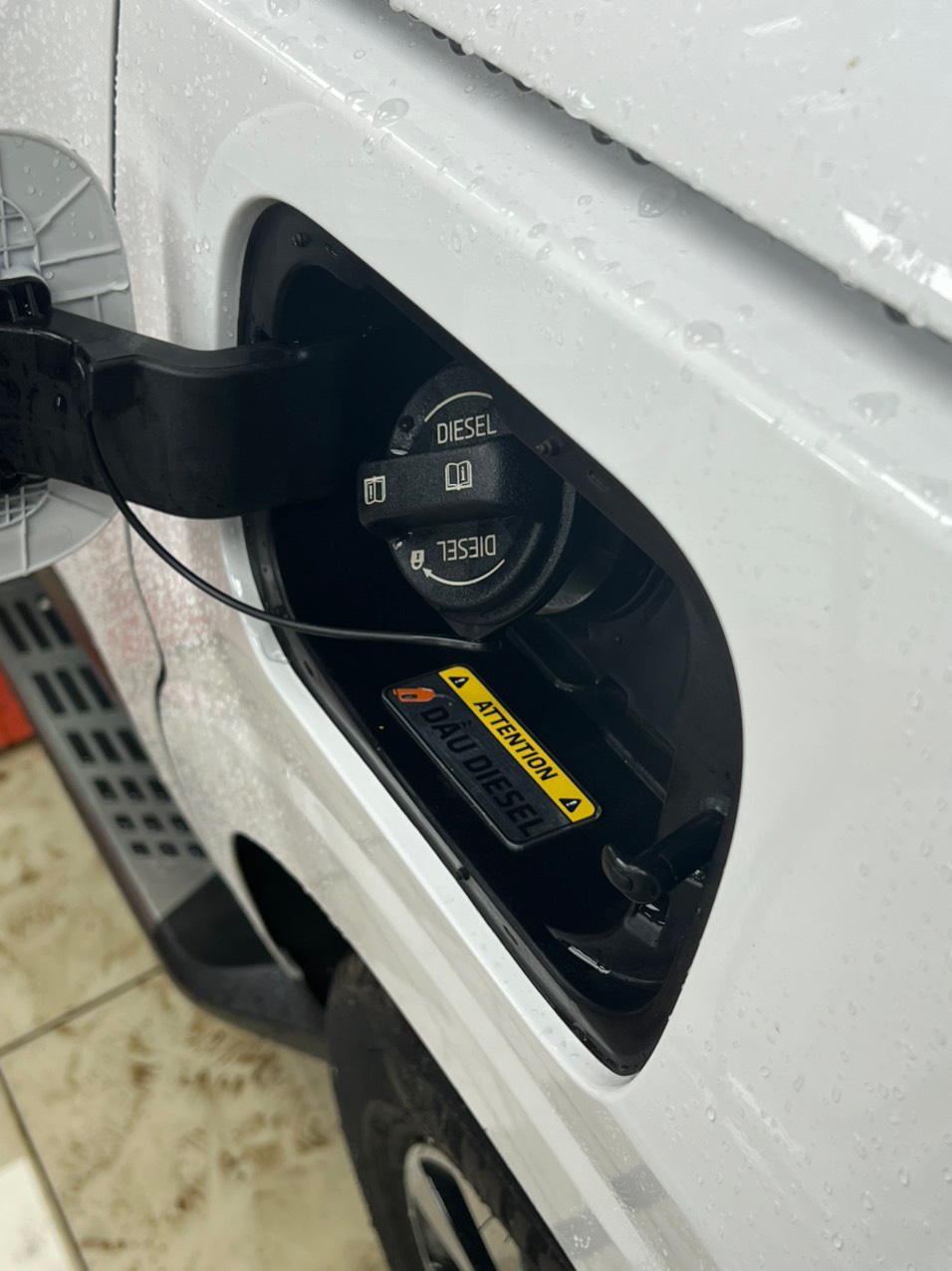 Sticker decal tem nhôm dán cảnh báo đổ xăng A95, dầu Diesel cho xe ô tô